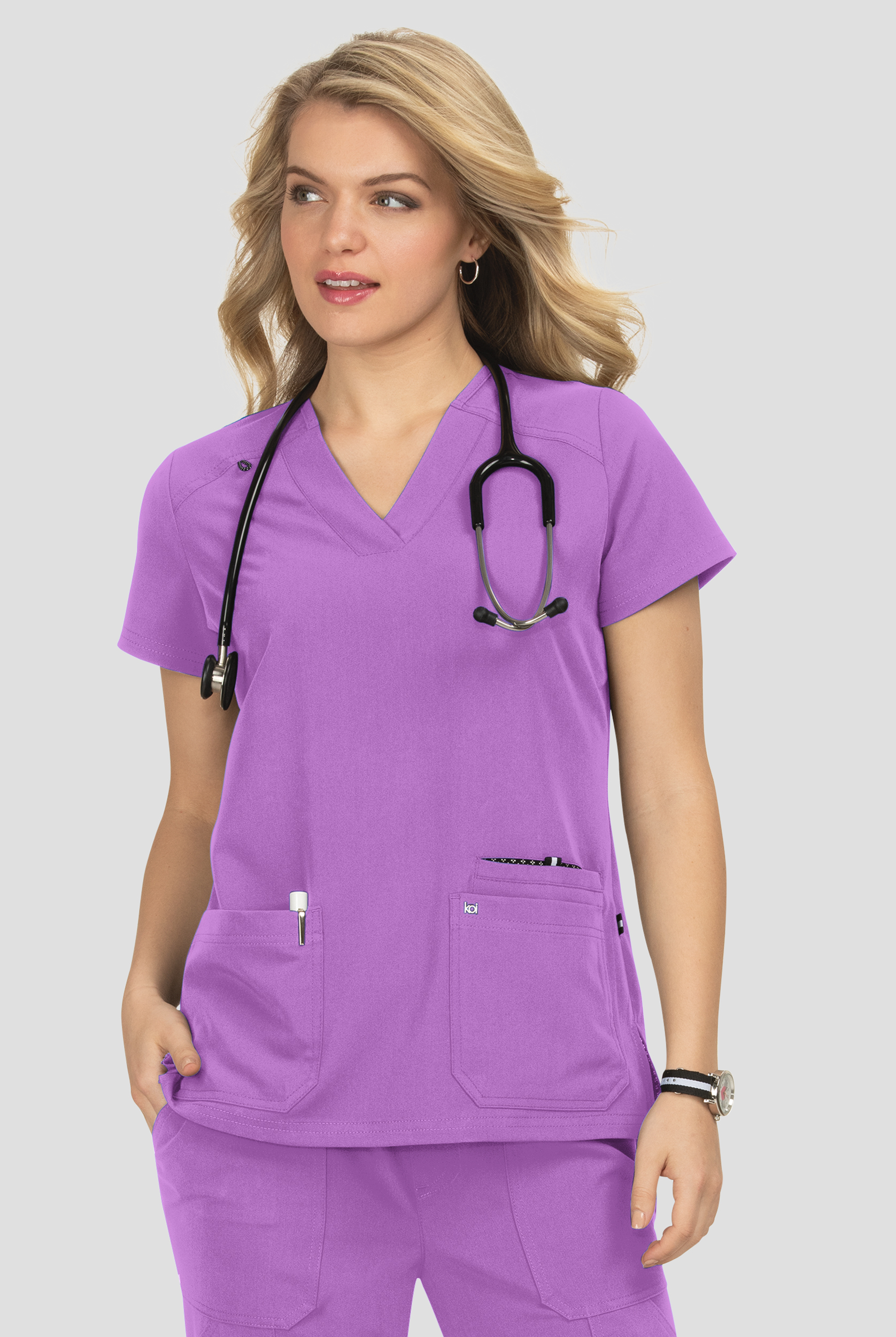 Blusa m&eacute;dica Koi Next Gen Hustle and Hear con cuello en V y 3 bolsillos para mujer