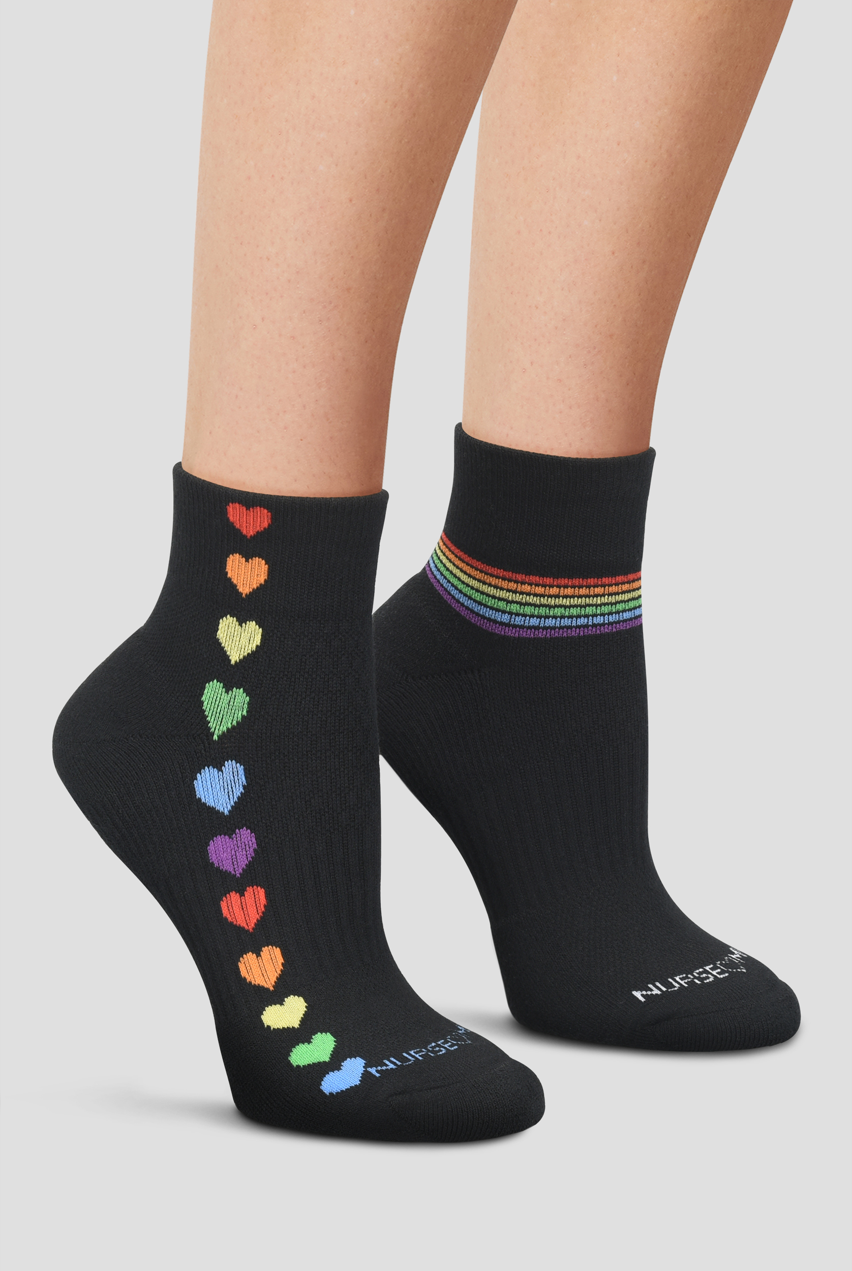 Paquete con 2 pares de calcetines tobilleros Nurse Mates Rainbow Hearts/Pinstripes para mujer